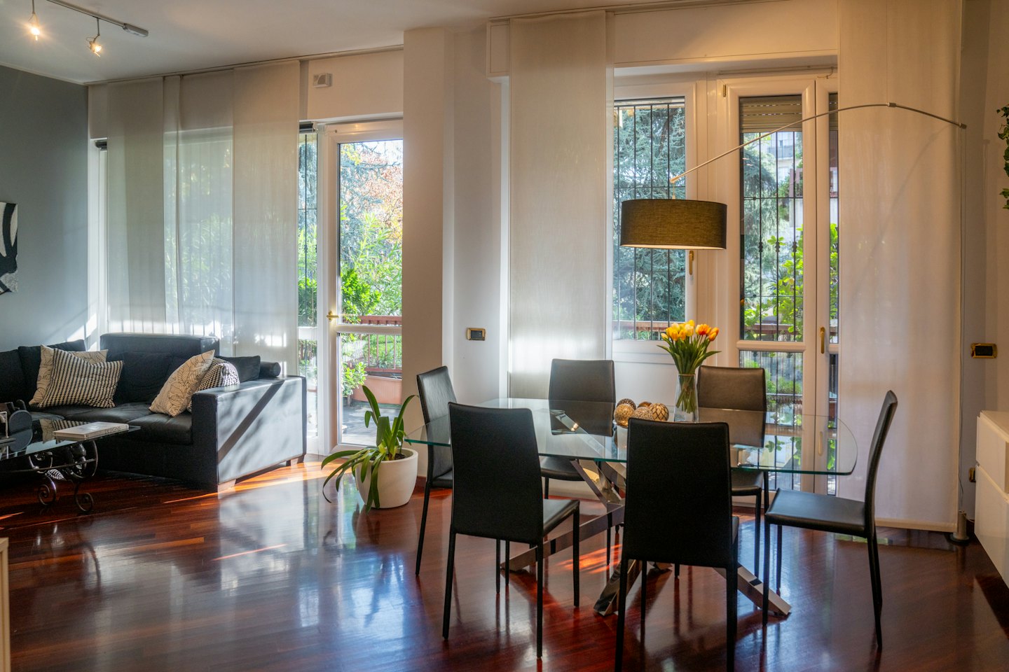Modernes Wohnzimmer mit Sofa und Esstisch.